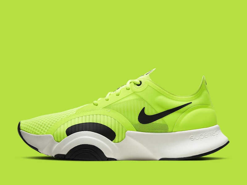 荧光色跑鞋在运动中的动态展示 - 轻便透气设计