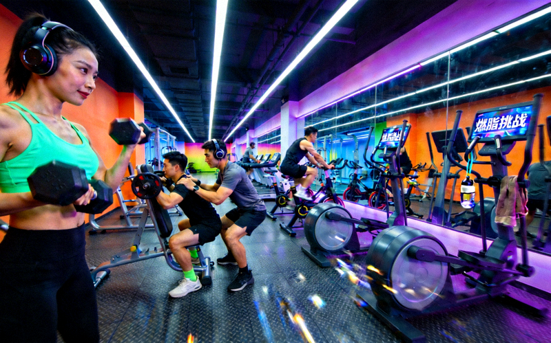 现代潮流健身房内人们锻炼的场景 - 器械与动感